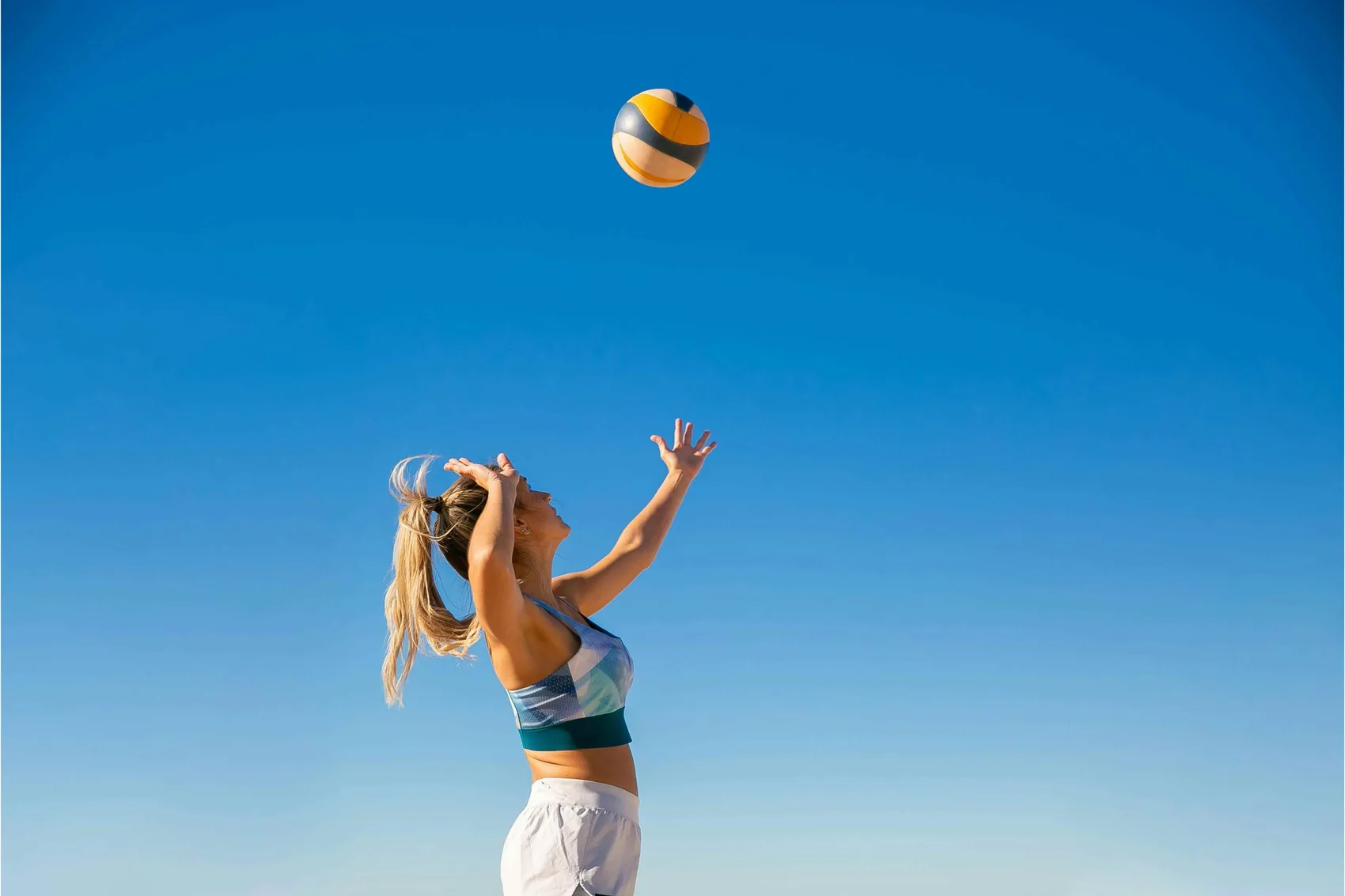 Beachvolleyball vor blauem Himmel