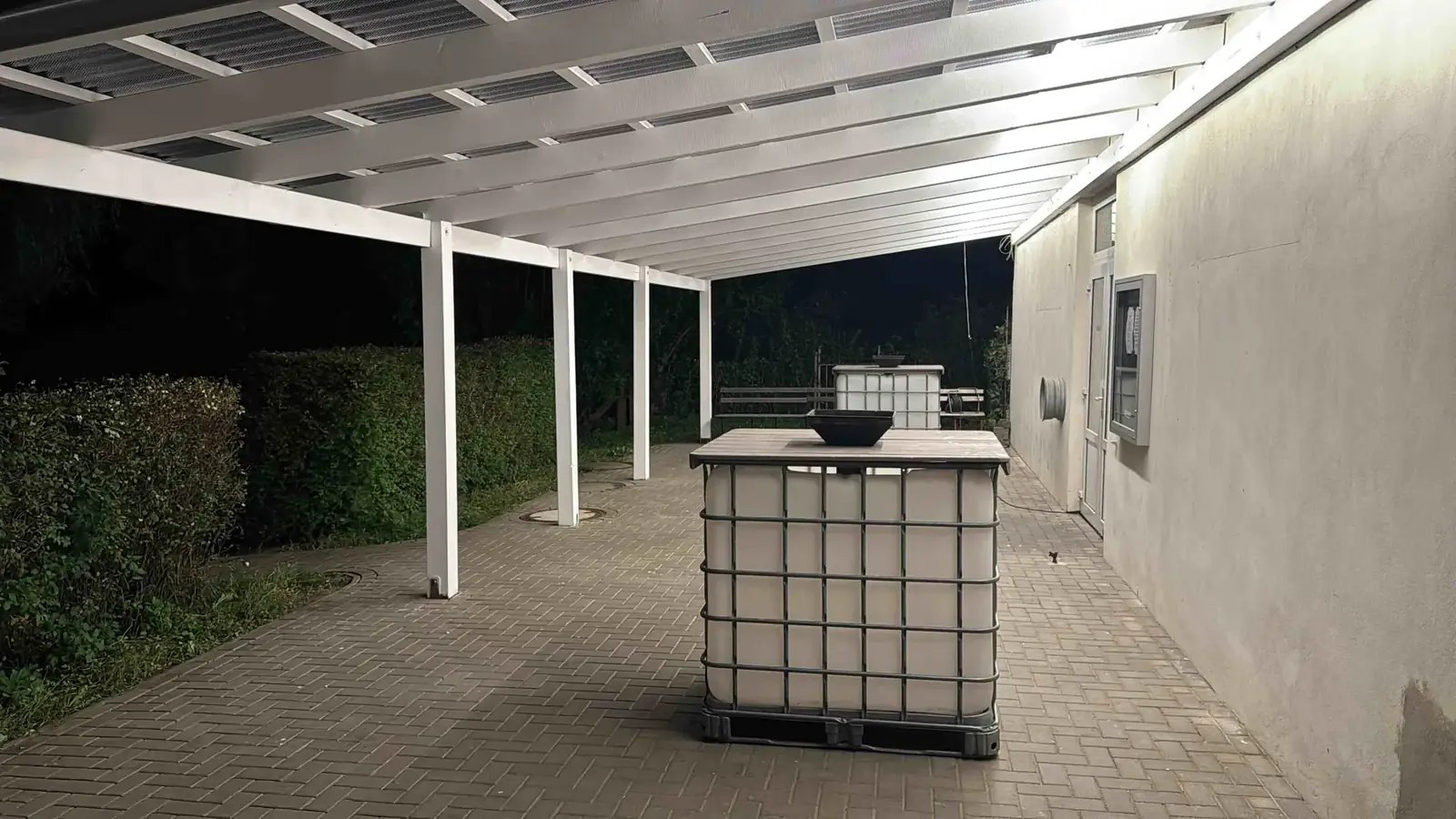 Vereinsheim Terrasse am Abend