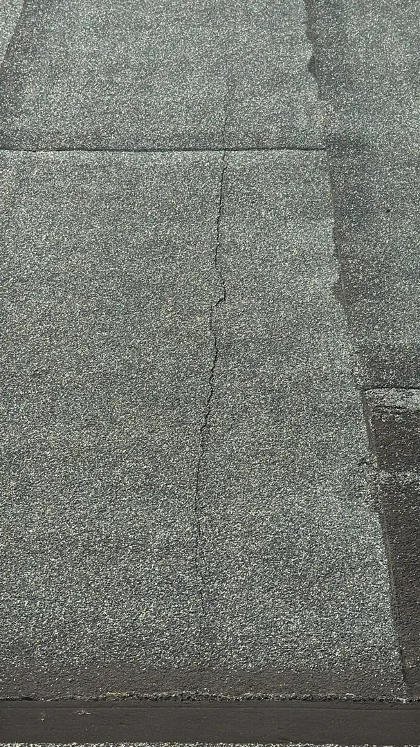 Riss in der Dachabdichtung des Vereinsheims