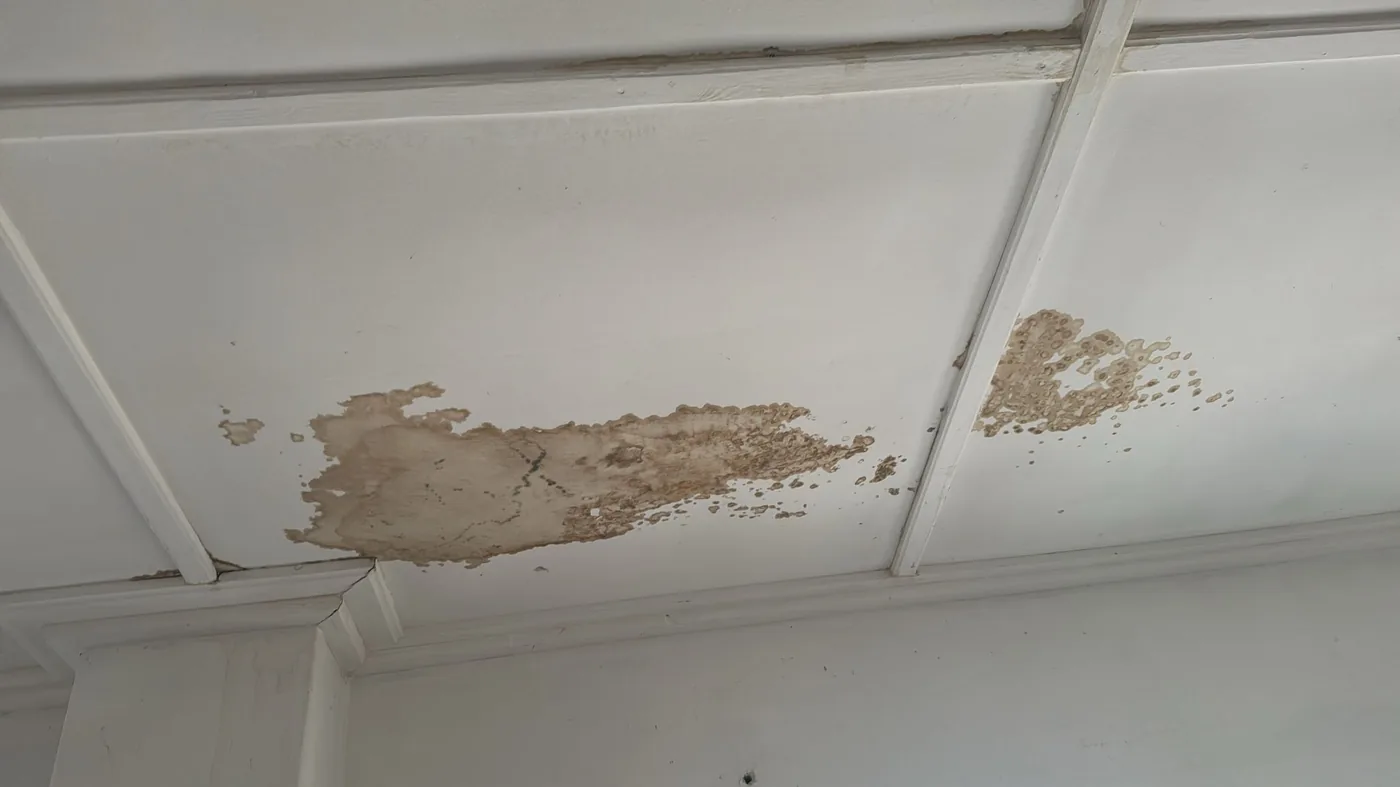 Wasserschaden an der Decke im Vereinsheim